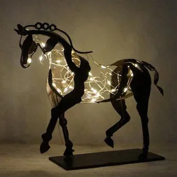 Metalo Arklio Statula Su LED Šviesos Amatų trimatis ažūrinės figūrinių Arklių Skulptūrų Darbalaukio Papuošalai Kalėdų Dekoro