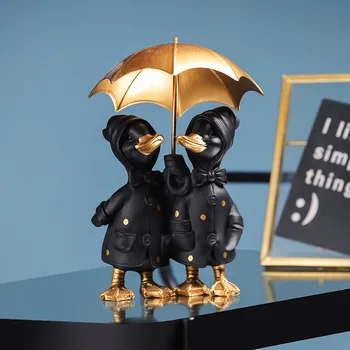 Šiaurės gyvūnų animacinių filmų dervos rankdarbių papuošalai maža juoda antis užima beveik skėtis mielas įdomus darbalaukio kambarį, TV spintelė